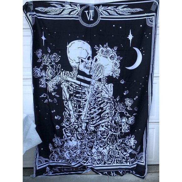 Skulls Kissing Tapestry Skeletons Couple Wall Hanging tapestry - Picture 1 of 2